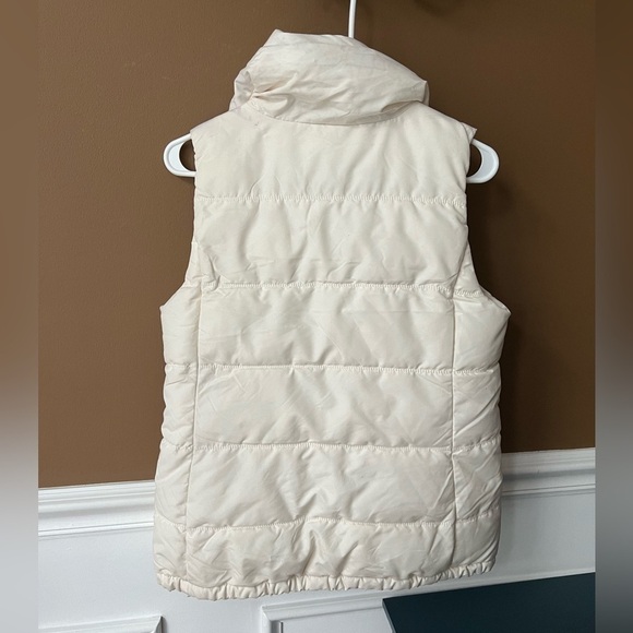 OLD NAVY Women’s Ivory Puffer Vest Size Small Camping Hiking Winter Warm - Picture 2 of 4